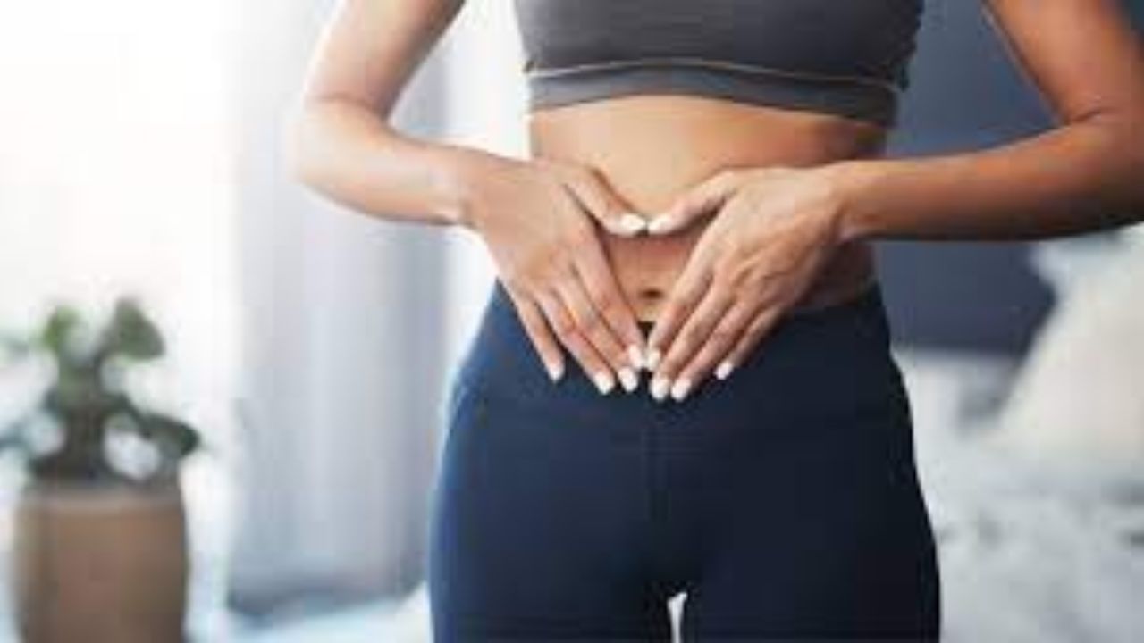 PCOS સાથે હંમેશા વજન ઘટાડવુ ઘણુ મુશ્કેલ થઈ જાય છે જો કે જો તમે નિયમિત એક્સરસાઈઝ કરો, સ્ટ્રેસને મેનેજ કરો અને યોગ્ય ડાયેટ લો તો PCOS સાથે પણ વજન ઓછુ કરી શકાય છે. 