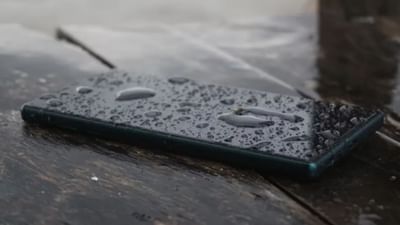 વરસાદની ઋતુ બધાને ગમે છે પરંતુ વરસાદનું પાણી તમારા ગેજેટ્સ માટે આફત બની શકે છે. ઘણીવાર એવું બને છે કે વરસાદની ઋતુમાં ઘણા લોકોના ફોન ભીનો થઈ જાય છે, જેના પછી લોકો ઉતાવળમાં ખોટા પગલાં લે છે, જેના કારણે ફોન બંધ થઈ જાય છે કે પછી ખરાબ થઈ જાય છે. ત્યારે તમારો ફોન વરસાદમાં ભીનો થઈ જાય તો શું કરવું જોઈએ અને શું નહીં ચાલો જાણીએ.