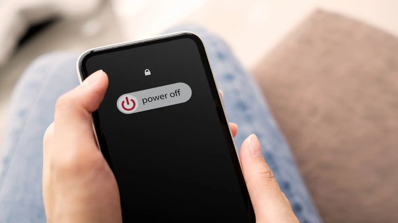 જો તમારો ફોન વરસાદમાં ભીનો થયા પછી પણ ફોન કામ કરી રહ્યો હોય, તો તરત જ ફોન બંધ કરો. આ એટલા માટે છે કારણ કે આમ કરવાથી શોર્ટ સર્કિટનું જોખમ ઓછું થાય છે.