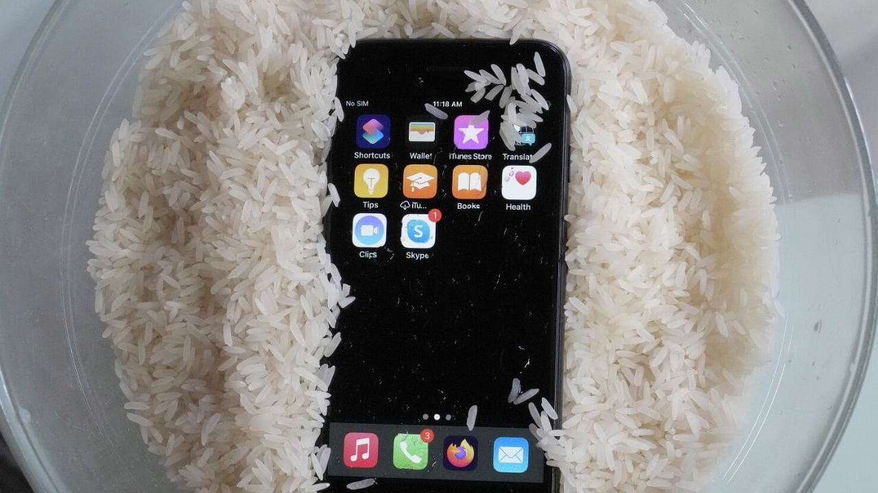 એવું કહેવાય છે કે જો ફોન ભીનો થઈ જાય, તો ફોનને 24 થી 48 કલાક માટે ચોખામાં છોડી દેવો જોઈએ, કારણ કે ચોખા ભેજ શોષવાનું કામ કરે છે.