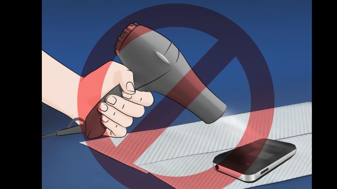 ફોનને સૂકવવા માટે હેર ડ્રાયરનો ઉપયોગ ન કરો, તેની ગરમ હવા ફોનના આંતરિક ભાગોને નુકસાન પહોંચાડી શકે છે.