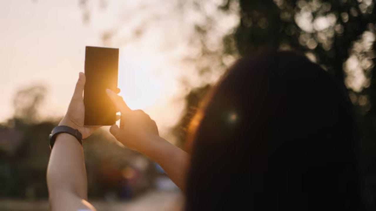  ફોનને સીધા સૂર્યપ્રકાશમાં રાખવાનું ટાળો કારણ કે તે ફોનના ભાગોને નુકસાન પહોંચાડી શકે છે, ખાસ કરીને બેટરી વધુ ગરમ થઈ શકે છે.