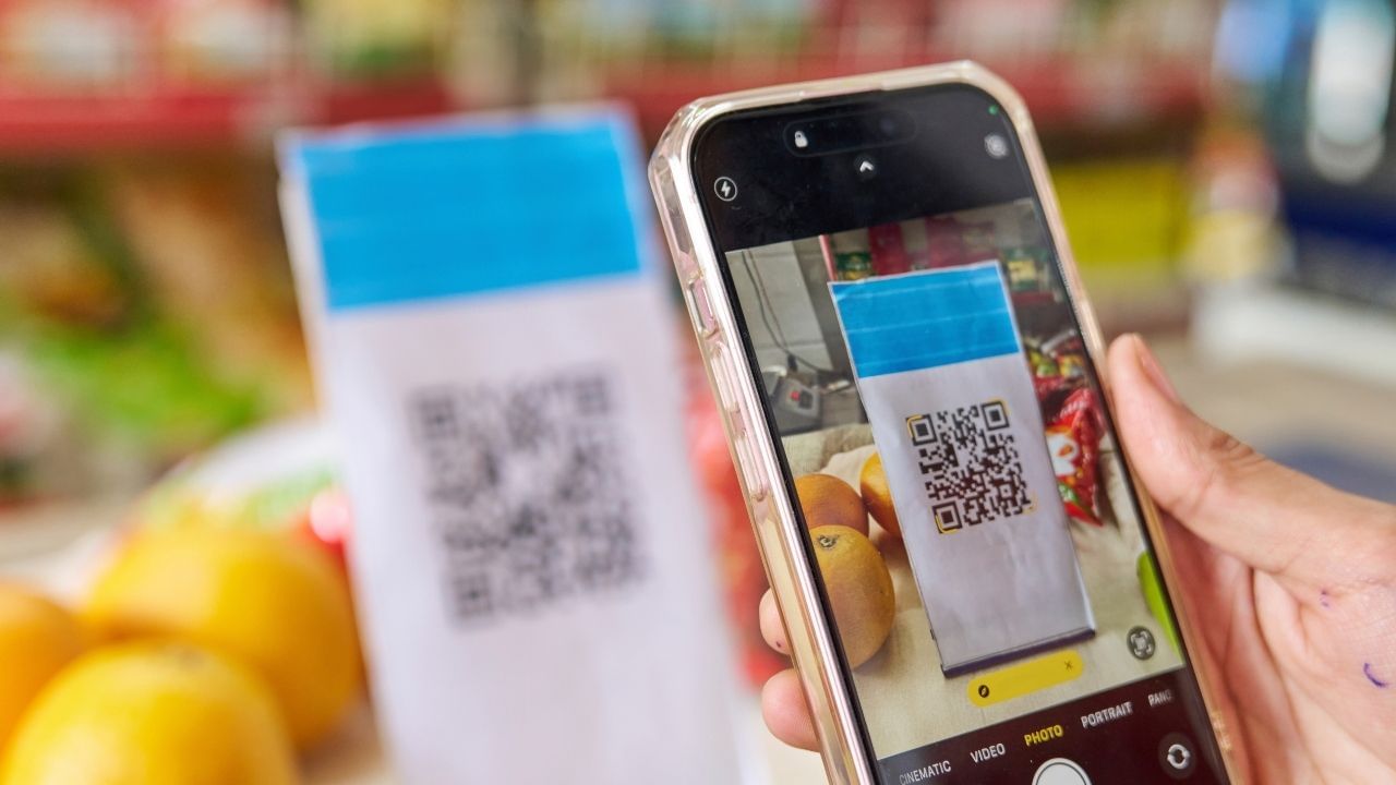 આ વર્ષના બજેટમાં, કેન્દ્ર સરકારે UPI લિંક્ડ ક્રેડિટ કાર્ડની જાહેરાત કરીને PM સ્વાનિધિ યોજનાને વધુ આકર્ષક બનાવી છે. આ ક્રેડિટ કાર્ડની મર્યાદા 30,000 રૂપિયા સુધીની હશે. પરંતુ દરેકને આ કાર્ડ નહીં મળે. આ સુવિધા ફક્ત તે શેરી વિક્રેતાઓને જ ઉપલબ્ધ થશે જેમણે યોજના હેઠળ મળેલી પહેલી ત્રણ લોન - 10,000 રૂપિયા, 20,000 રૂપિયા અને 50,000 રૂપિયા - સમયસર ચૂકવી દીધી છે. એટલે કે, જો તમે સખત મહેનત અને પ્રામાણિકતાથી લોન ચૂકવી દીધી છે, તો તમને ક્રેડિટ કાર્ડ દ્વારા વધુ નાણાકીય મદદ મળશે. આ ક્રેડિટ કાર્ડ માટે વિક્રેતાઓના ક્રેડિટ રેટિંગ પર પણ નજર રાખવામાં આવશે. સરકાર માને છે કે આનાથી વિક્રેતાઓને તેમનો વ્યવસાય વધારવામાં મદદ મળશે જ, પરંતુ તેઓ ડિજિટલ વ્યવહારોની દુનિયામાં પણ આગળ વધશે.