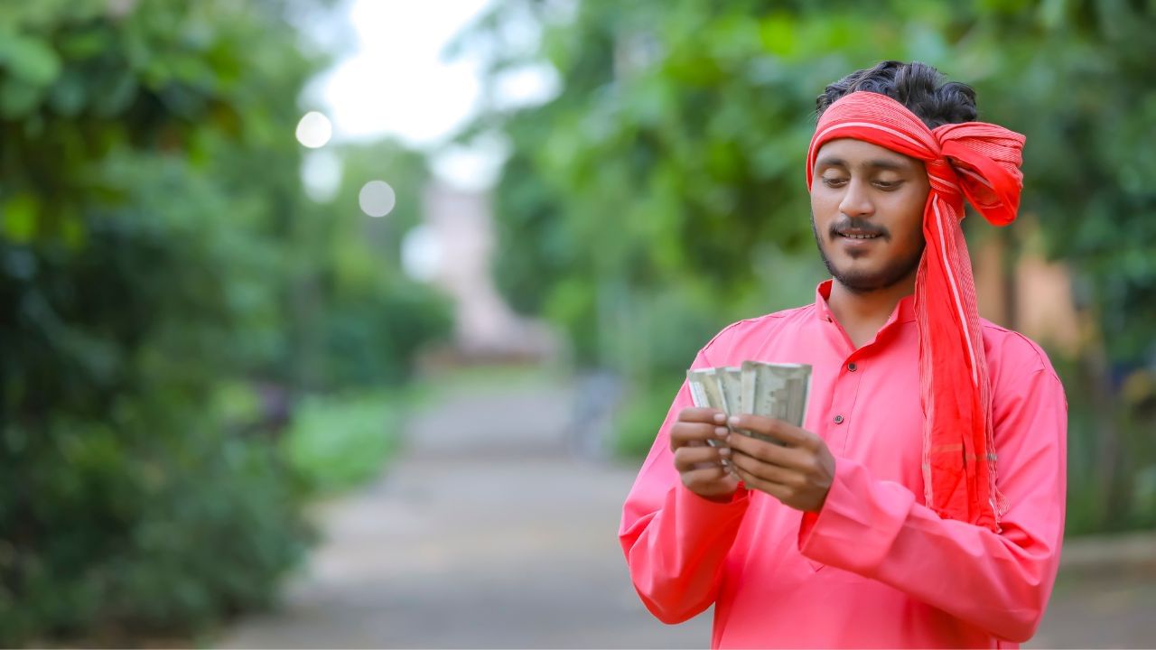 પીએમ સ્વાનિધિ યોજના માત્ર લોન યોજના નથી, પરંતુ તે નાના ધંધો શરૂ કરવા માંગતા લોકો માટે એક મોટો ટેકો છે જેઓ દિવસ-રાત મહેનત કરીને પોતાના પરિવારનું ભરણપોષણ કરે છે. અસુરક્ષિત લોન અને ક્રેડિટ કાર્ડ જેવી સુવિધાઓ દ્વારા, સરકાર આ વિક્રેતાઓને માત્ર નાણાકીય મદદ જ નથી આપી રહી, પરંતુ તેમને ડિજિટલ અને આત્મનિર્ભર ભારતનો ભાગ પણ બનાવી રહી છે. જો તમે પણ શેરી વિક્રેતા છો અને આ યોજનાનો લાભ લેવા માંગો છો, તો તમારી નજીકની બેંક અથવા સ્થાનિક સંસ્થાનો સંપર્ક કરો અને આ યોજના વિશે વધુ માહિતી મેળવો.