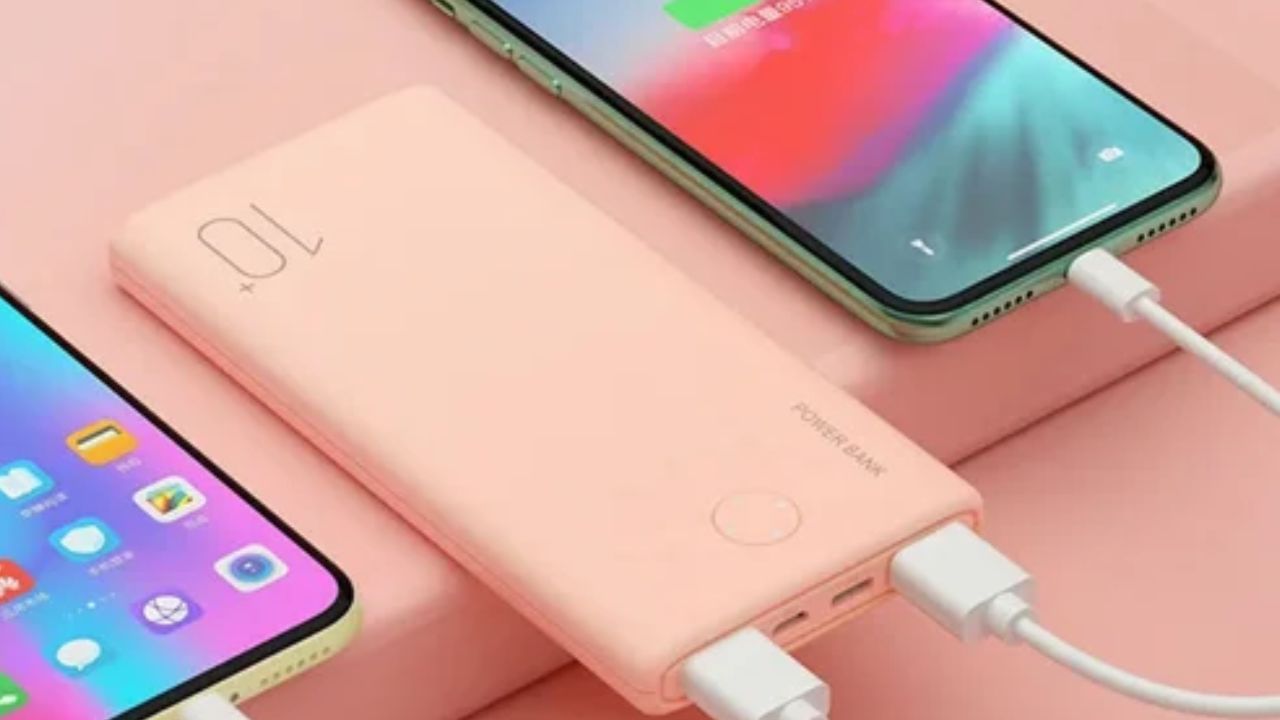 આઉટપુટ વોલ્ટેજ: જો તમે પાવર બેંકનો ઉપયોગ કરો છો, તો ચોક્કસપણે પાવર બેંકના આઉટપુટ વોલ્ટેજને ધ્યાનમાં રાખો. જો તમારા પાવર બેંકનો આઉટપુટ વોલ્ટેજ તમારા ફોનના આઉટપુટ વોલ્ટેજ જેટલો ન હોય, તો ફોન ચાર્જ થશે નહીં. આવી સ્થિતિમાં, ધ્યાનમાં રાખો કે પાવર બેંકનો આઉટપુટ વોલ્ટેજ હંમેશા તમારા ફોન ચાર્જરના આઉટપુટ વોલ્ટેજ જેટલો હોવો જોઈએ. જો આઉટપુટ વોલ્ટેજ સમાન ન હોય, તો તમે તમારા ફોન ચાર્જરથી પાવર બેંક ચાર્જ કરી શકશો નહીં.