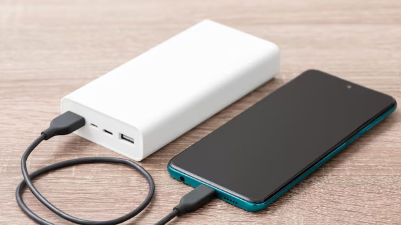 USB ચાર્જિંગ: આ ઉપરાંત, પાવર બેંકની USB ચાર્જિંગ પર નજર રાખો. પાવર બેંક ખરીદતી વખતે, બેટરી ક્ષમતા તેમજ તેના USB ચાર્જિંગ પર પણ નજર રાખો, કારણ કે બજારમાં ઉપલબ્ધ જૂની પાવર બેંકો ફક્ત તેમના USB કેબલથી જ કામ કરે છે. આવી સ્થિતિમાં, તમને તમારા Android ફોનને પાવર બેંકથી ચાર્જ કરવામાં ઘણી મુશ્કેલી પડશે. આવી પાવર બેંકો તમારા ફોન માટે કોઈ કામની રહેશે નહીં.