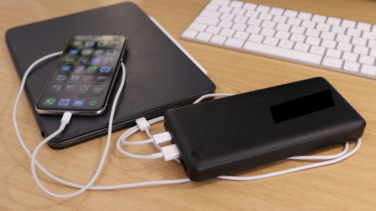 હાલમાં, મોટાભાગના સ્માર્ટફોનમાં સરેરાશ બેટરી ક્ષમતા 5000 mAh હોય છે, જે 24 કલાક સુધી ચાલતી નથી. જો તમે પાવર બેંક ખરીદવાનું વિચારી રહ્યા છો, તો આ સમાચાર તમારા માટે ખૂબ જ મહત્વપૂર્ણ છે. આમાં, અમે તમને જણાવીશું કે પાવર બેંક ખરીદતી વખતે કઈ બાબતો ધ્યાનમાં રાખવી જોઈએ.