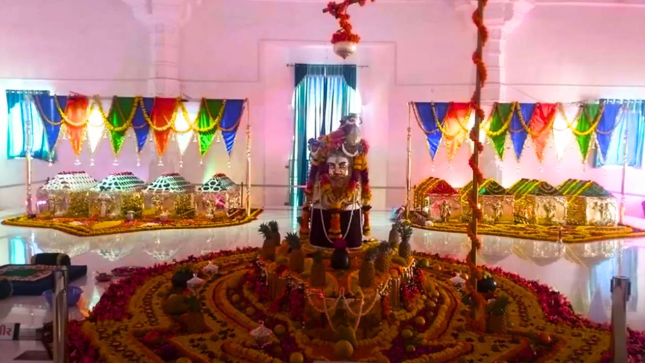 કહેવામાં આવે છે કે દેવીદાસ બાપુને રામનાથથી દસ ગૌ દૂર મહાભારત કાળના ઋષિ સરભંગના જૂના આશ્રમમાં પહોંચવા માટે સંકેત મળ્યો, જ્યાં દત્તમહારાજના સૂના પડેલા ધૂણાને ફરીથી સજીવન બનાવવાનો સંદેશો મળ્યો હતો. ત્યાં પહોંચીને તેમણે લોકસેવાના હેતુથી પીડિતોને અન્નરૂપે રોટલાની વિતરણ સેવા શરૂ કરી.