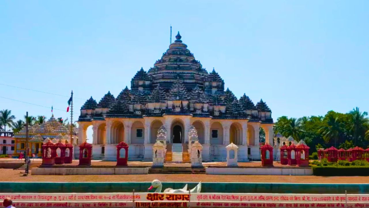 પરબધામ, જેને સંત દેવીદાસ બાપુનું પવિત્ર તીર્થસ્થળ માનવામાં આવે છે, તે 18મી સદીના સમયગાળામાં ઉભરેલા સૌરાષ્ટ્રના મહાન સંત દેવીદાસને સમર્પિત તીર્થધામ છે. માન્યતા મુજબ, આશરે 350 વર્ષ પહેલાં સંત દેવીદાસે આ ધર્મધામની સ્થાપના કરી હતી.  અહીં પ્રાચીન સમાધી સ્થળ પર મંદિરની રચના કરવામાં આવી છે.