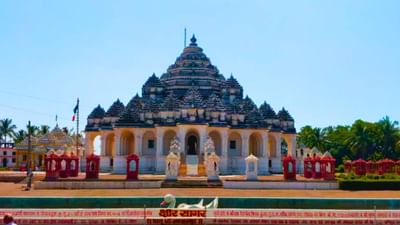 પરબધામ, જેને સંત દેવીદાસ બાપુનું પવિત્ર તીર્થસ્થળ માનવામાં આવે છે, તે 18મી સદીના સમયગાળામાં ઉભરેલા સૌરાષ્ટ્રના મહાન સંત દેવીદાસને સમર્પિત તીર્થધામ છે. માન્યતા મુજબ, આશરે 350 વર્ષ પહેલાં સંત દેવીદાસે આ ધર્મધામની સ્થાપના કરી હતી.  અહીં પ્રાચીન સમાધી સ્થળ પર મંદિરની રચના કરવામાં આવી છે.