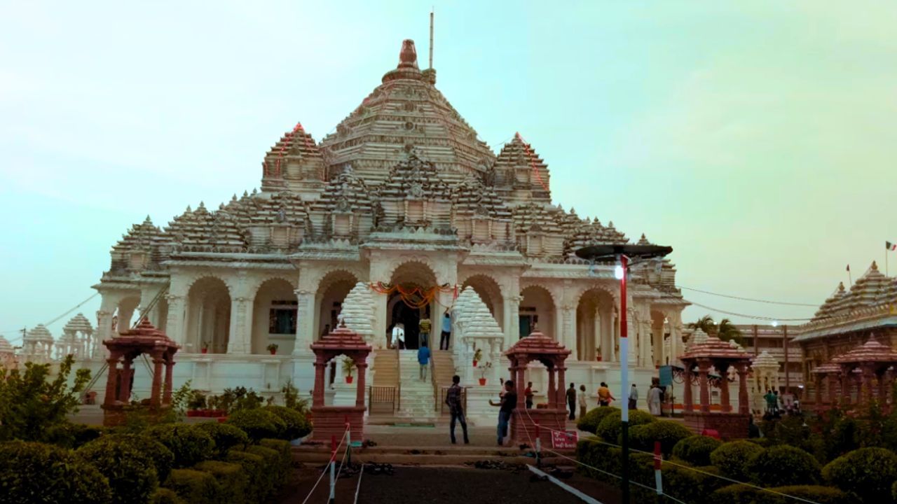 "પરબધામ" એટલે એવું સ્થાન જ્યાં પરમાત્માનું નિવાસ છે અને આધ્યાત્મિક મુક્તિનો માર્ગ મળે છે. પરબધામમાં એવું માનવામાં આવે છે કે અહીં સંતોના આશીર્વાદથી મનુષ્યના કર્મો શુદ્ધ થાય છે, માનસિક શાંતિ મળે છે અને આત્મસ્વરૂપનું જ્ઞાન પ્રાપ્ત થાય છે. ( આ માહિતી વિવિધ ઐતિહાસિક તથ્યો અને સંશોધનો પર આધારિત છે. વિગતવાર માહિતી માટે, ઇતિહાસના પ્રમાણભૂત ગ્રંથો અને સંશોધનોનો અભ્યાસ કરવો ઉચિત રહેશે.)