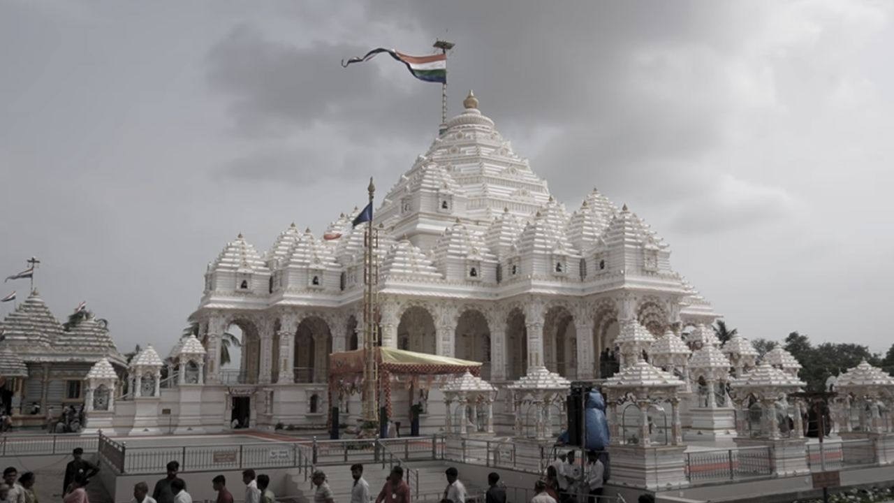 આ પવિત્ર ધામ માત્ર સંત દેવીદાસ સુધી સીમિત નથી. અહીં દાદા મેકરણનો અને સાદુળ પીરનો ઢોલીયો, પરબકુંડ, કરમણપીર તથા દાનેવપીર જેવી વિવિધ સમાધીઓ સ્થિત છે. ઉપરાંત સંત કવિ દાસી જીવણ સાહેબની સ્મૃતિમાં બનાવાયેલો કુવો પણ અહીં જોવા મળે છે. પરબધામમાં કુલ 9 મહાન સંતો અને પવિત્ર આત્માઓની સમાધિઓ આવેલી છે, જેમા દેવીદાસ બાપુ, અમર માતા, જશાપીર, વરદાનપીર, સાદુલપીર, કરમણપીર, અમરીમા, દાનેવપીર અને સાંઈ સેલાણીબાપુના પવિત્ર સ્થાનનો સમાવેશ થાય છે.