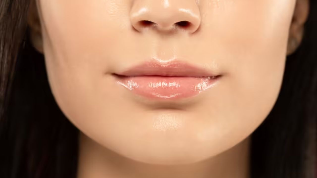 નાના અને ફુલેલા હોઠ: આવા લોકો ખૂબ જ સંવેદનશીલ હોય છે. તેઓ હંમેશા યોગ્ય તક જોયા પછી જ પોતાના વિચારો વ્યક્ત કરે છે. મહેનતુ હોવા છતાં, તેઓ પૂરતી પ્રગતિ કરી શકતા નથી. બીજી તરફ મોટા હોઠ ધરાવતા લોકોના જીવનમાં ઘણા ઉતાર-ચઢાવ આવે છે. આ લોકો બીજાઓ પાસેથી મદદ લે છે. આ લોકો ખરાબ ટેવોમાં ફસાઈ જવાની શક્યતા ખૂબ જ વધારે હોય છે.
