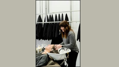 આજના સમયમાં સૌથી ઝડપથી વિકસતો જો કોઈ બિઝનેસ હોય તો એ 'બ્યુટી સલૂન અને સ્પા'નો છે. આજની નવી પેઢી બ્યુટી અને વેલનેસ સર્વિસીઝ તરફ ખૂબ જ આકર્ષિત થઈ રહી છે.