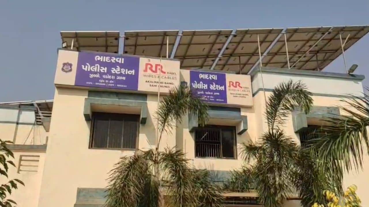 Vadodara : ખાંડી પોઈચામાં ખનીજ વિભાગના દરોડા, ત્રણ ડમ્પર સહિતના વાહનોને સીઝ કરાયા, જુઓ Video