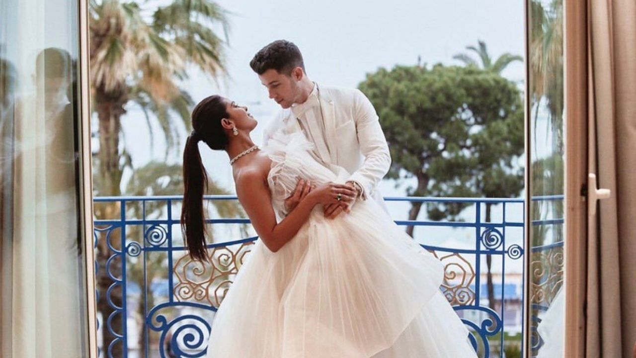 વર્ષ 2017માં પ્રિયંકા ચોપરાએ નિક જોન્સ સાથે મેટ ગાલામાં એન્ટ્રી મારી સૌને ચોંકાવી દીધા હતા. બંન્ને એકબીજાને ખુબ પ્રેમ કરવા લાગ્યા હતા.આમ 22 જૂન 2018માં નિક અને પ્રિયંકા સગાઈની રિંગમાં જોવા મળ્યા હતા. ત્યારથી એવી અટકળો હતો કે, બંન્નેએ સગાઈ કરી લીધી છે.