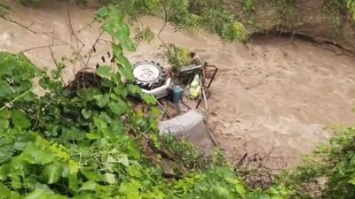 Rain News : સાવરકુંડલા પંથકમાં ધોધમાર વરસાદ, નદી-વોકળા બે કાંઠે વહેતા ટ્રેકટર તણાયું, જુઓ Video Rain News : સાવરકુંડલા પંથકમાં ધોધમાર વરસાદ, નદી-વોકળા બે કાંઠે વહેતા ટ્રેકટર તણાયું, જુઓ Video