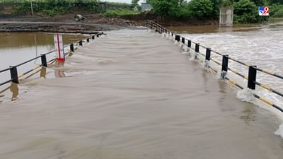 Surat : માંડવીમાં મેઘરાજાની ધમાકેદાર બેટિંગ, મુજલાવથી બોધાન વચ્ચેનો કોઝવે પર પાણી ફરી વળતા રસ્તો બંધ કરાયો, જુઓ Video Surat : માંડવીમાં મેઘરાજાની ધમાકેદાર બેટિંગ, મુજલાવથી બોધાન વચ્ચેનો કોઝવે પર પાણી ફરી વળતા રસ્તો બંધ કરાયો, જુઓ Video