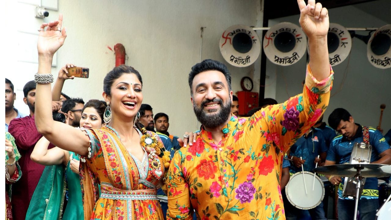  આ અભિનેત્રીએ 1993માં બોલિવૂડમાં ડેબ્યૂ કર્યું હતું. તેની પહેલી ફિલ્મમાં જ ખૂબ પસંદ કરવામાં આવી હતી. તેની ફિલ્મોની સાથે, અભિનેત્રી તેના અફેર્સને કારણે પણ ચર્ચામાં રહી હતી. જોકે, જ્યારે લગ્નની વાત આવી ત્યારે તેણે તેના ચાહકને તેના જીવનસાથી તરીકે પસંદ કર્યો, જે આજે સંપત્તિની દ્રષ્ટિએ ઘણા મોટા સુપરસ્ટારને પાછળ છોડી દે છે.