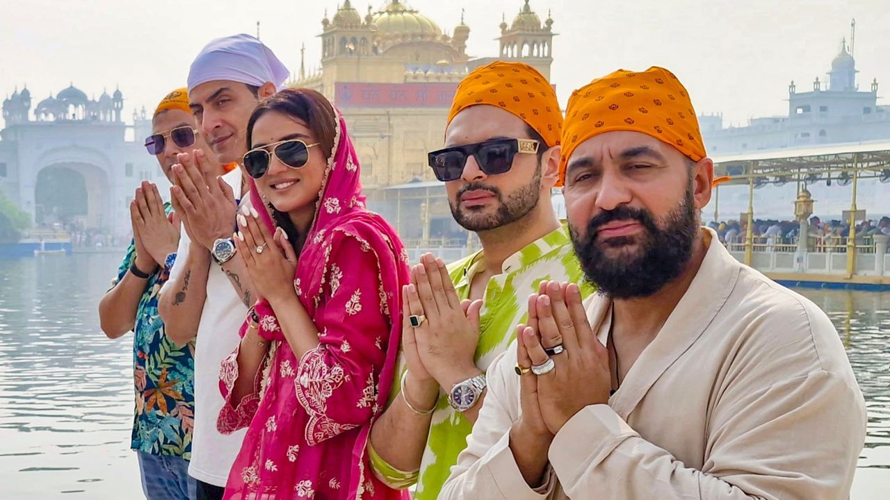 રાજ કુન્દ્રાનો જન્મ લંડનમાં થયો હતો.તેમના પિતા બાલ કૃષ્ણ કુન્દ્રા પહેલા લંડનમાં બસ કંડક્ટર તરીકે કામ કરતા હતા. તેમની માતા, ઉષા રાણી કુન્દ્રા દુકાનમાં કામ કરતી હતી.