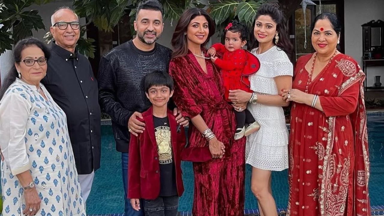  રાજ કુન્દ્રાના પહેલા લગ્ન કવિતા કુન્દ્રા સાથે થયા હતા, પહેલા લગ્નથી તેમને એક દીકરી છે. ત્યારબાદ બીજા લગ્ન તેમણે શિલ્પા શેટ્ટી સાથે લગ્ન કર્યા, શિલ્પા શેટ્ટી અને રાજ કુન્દ્રા  2 બાળકો એક પુત્ર અને એક પુત્રીના માતા પિતા છે.