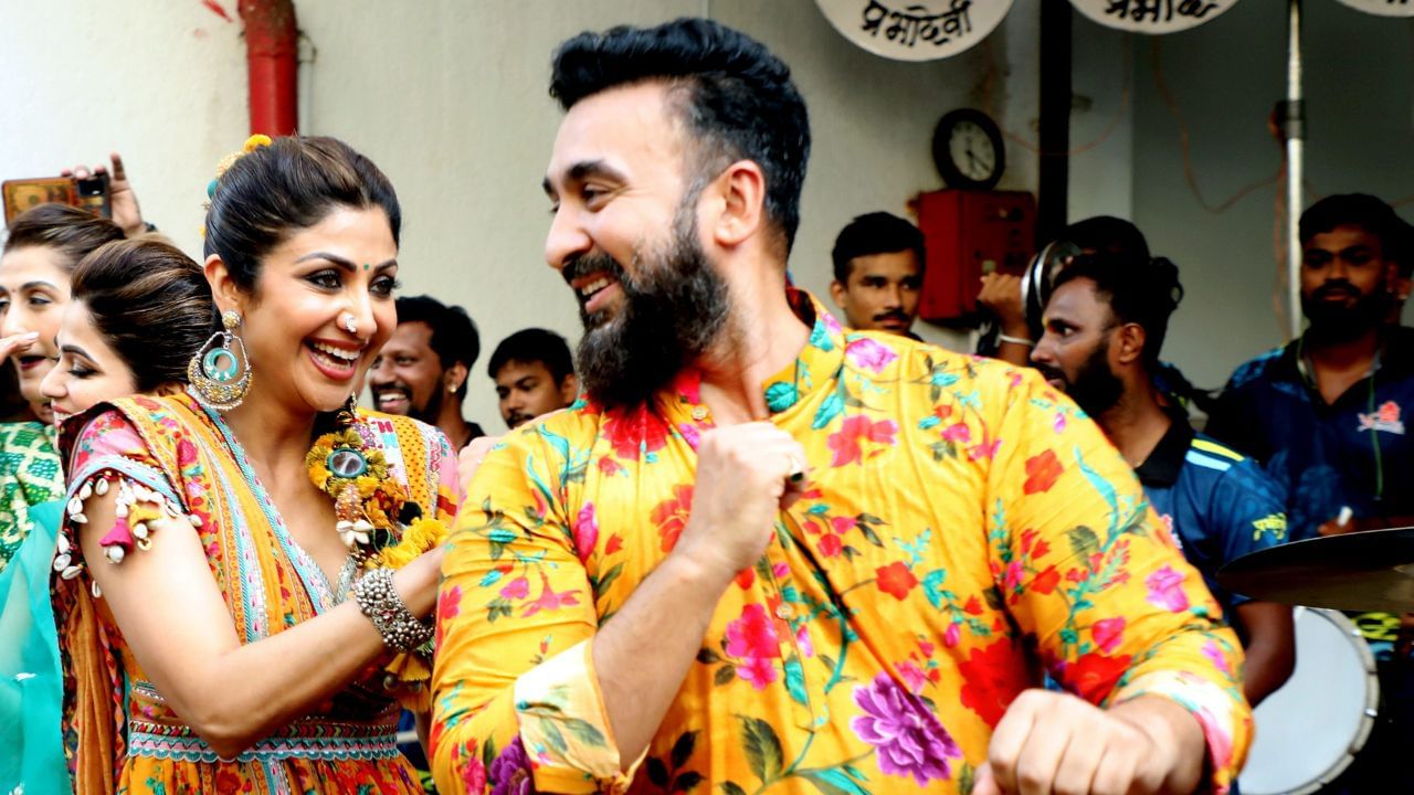   રાજ કુન્દ્રા યુકે શો 'બિગ બ્રધર' પછી પ્રોડક્ટ પ્રમોશનના સંદર્ભમાં પહેલી વાર શિલ્પા શેટ્ટીને મળ્યા હતા.બાદમાં, શિલ્પા અને રાજ ધીમે ધીમે નજીક આવવા લાગ્યા. તે સમયે શિલ્પા સિંગલ હતી