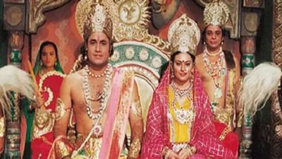 આ શોને જોવા માટે રસ્તાઓ થઈ જતા હતા સુમસામ: 1970 અને 198ના દાયકામાં ભારતમાં નવા-નવા ટીવી આવ્યા હતા. એ સમયે એક શો હતો, જે સમગ્ર દેશને એકસાથે લાવતો હતો. જ્યારે આ શો ટેલિકાસ્ટ થતો તો રસ્તાઓ સુમસામ થઈ જા હતા અને લોકો તેમના તમામ કામકાજ છોડી ટીવીની સામે બેસી જતા હતા. ત્યાં સુધી કે બસ અને ટ્રેન પણ લેટ થઈ જતી હતી. કારણ કે દરેક વ્યક્તિ તેને જોતો હતો. તેના કિરદારોને લોકો દેવી-દેવતાની જેમ પૂજવા લાગ્યા હતા. આ શોએ લોકોના જીવન અને મન મસ્તિષ્ક પર ઉંડી છાપ છોડી હતી.