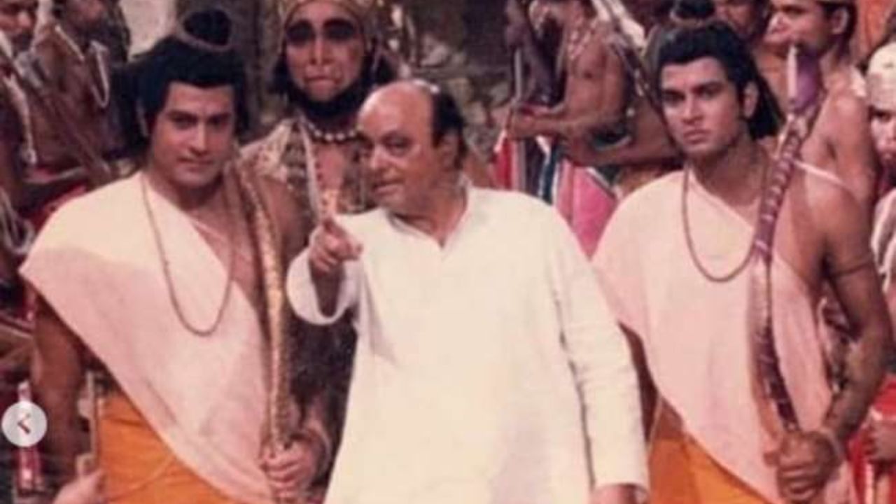 25 દિવસમાં મળ્યા 85 કરોડ વ્યુઝ, IMDb પર 9.1 રેટીંગ: આ પ્રકારે રામાયણને કૂલ મળીને લગભગ 85 કરોડ લોકોએ જોઈ, આજે પણ IMDb પર તેની રેટીંગ 9.1 છે. જે તેની લોકપ્રિયતા બતાવે છે અને આજે પણ લાખો લોકો તેને જોવાનું પસંદ કરે છે. તેનુ નામ ગિનીઝ અને લિમ્કા વર્લ્ડ રેકોર્ડ્સમાં પણ સામેલ છે.