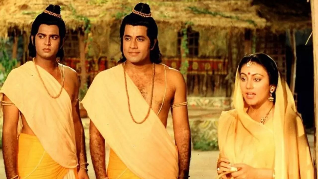 દર રવિવારે સવારે 9.30 થતા જ લોકો ટીવી સામે બેસી જતા: દર રવિવારે સવારે 9.30 થતા જ લોકો ટીવી સામે ગોઠવાઈ જતા હતા, રામાનંદ સાગરે બહુ સમજી વિચારીને અને બહુ મહેનતથી તેને બનાવ્યુ હતુ. તેમણે 14 અલગ અલગ રામાયણોનું અધ્યયન કરી તેની કથાવસ્તુ યોગ્ય રીતે બતાવી હતી.