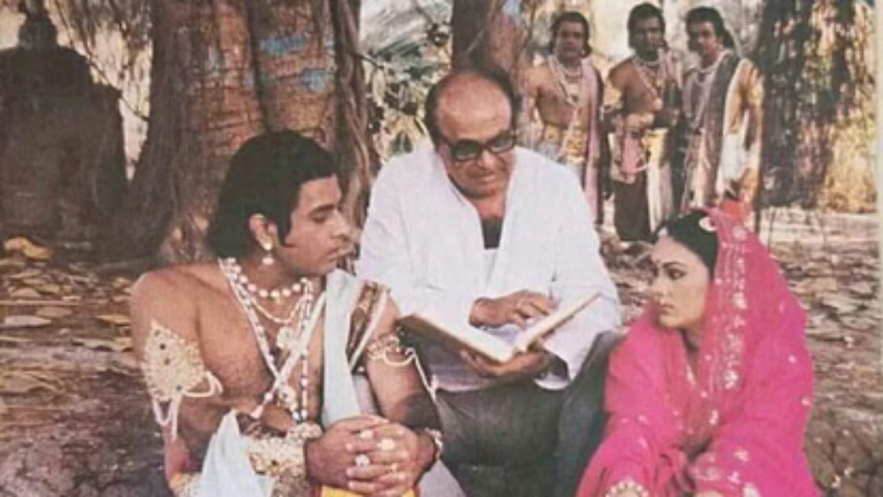 રામાનંદ સાગરની 'રામાયણ' માં કૂલ 78 એપિસોડ: આ ઐતિહાસિક સીરિયલનું નામ રામાયણ હતુ, જેને રામાનંદ સાગરે બનાવી હતી. આ શો વાલ્મિકી રામાયણ અને તુલસીદાસની રામચરિતમાનસ પર આધારીત હતો. તેનુ પ્રસારણ 25 જાન્યુઆરી, 1987 થી શરૂ થયુ અને કૂલ 78 એપિસોડ બનાવવામાં આવ્યા હતા.