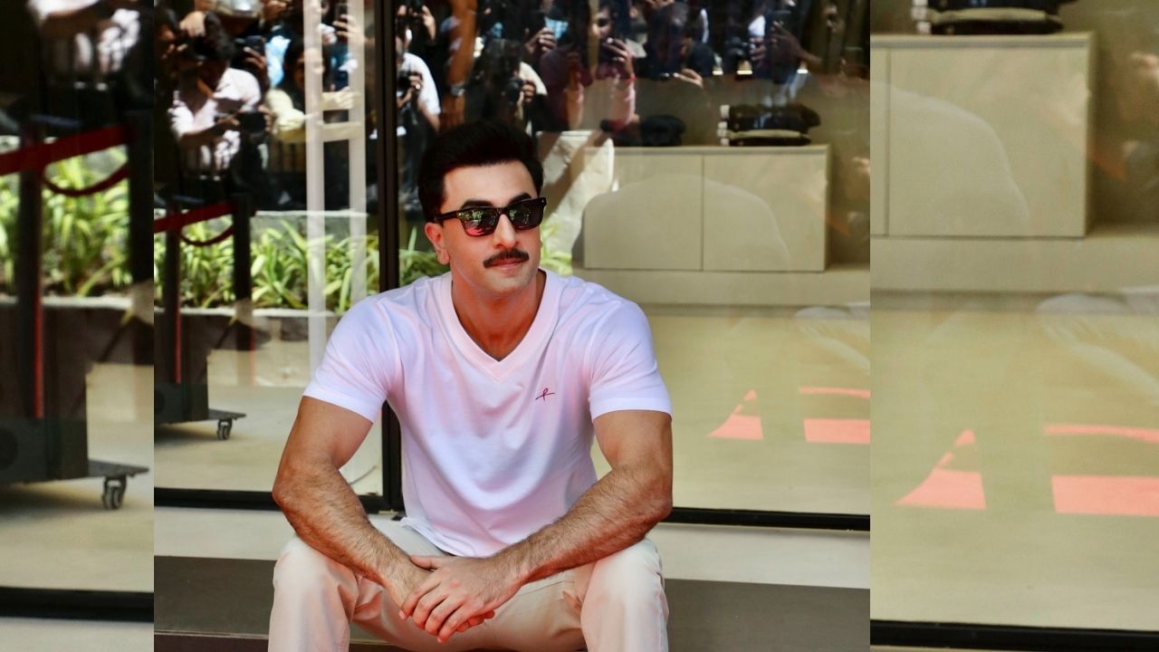 રામાયણમાં ભગવાન શ્રી રામની ભૂમિકામાં જોવા મળશે રણબીર કપૂર, તેમણે બંન્ને પાર્ટ માટે 150 કરોડનો ચાર્જ લીધો છે. રણબીર કપૂરે શાળાનો અભ્યાસ સ્કોટિશ સ્કુલમાંથી કર્યો છે. ત્યારબાદ એચઆર કોલેજ ઓફ કોમર્સ એન્ડ ઈકોનોમિક્સમાં પ્રી-યુનિવર્સિટીમાં અભ્યાસ કર્યો છે. ત્યારબાદ ન્યુયોર્કમાં સ્કુલ ઓફ વિજ્યુઅલ આર્ટસમાં ફિલ્મમેકિંગનો કોર્સ કર્યો છે.