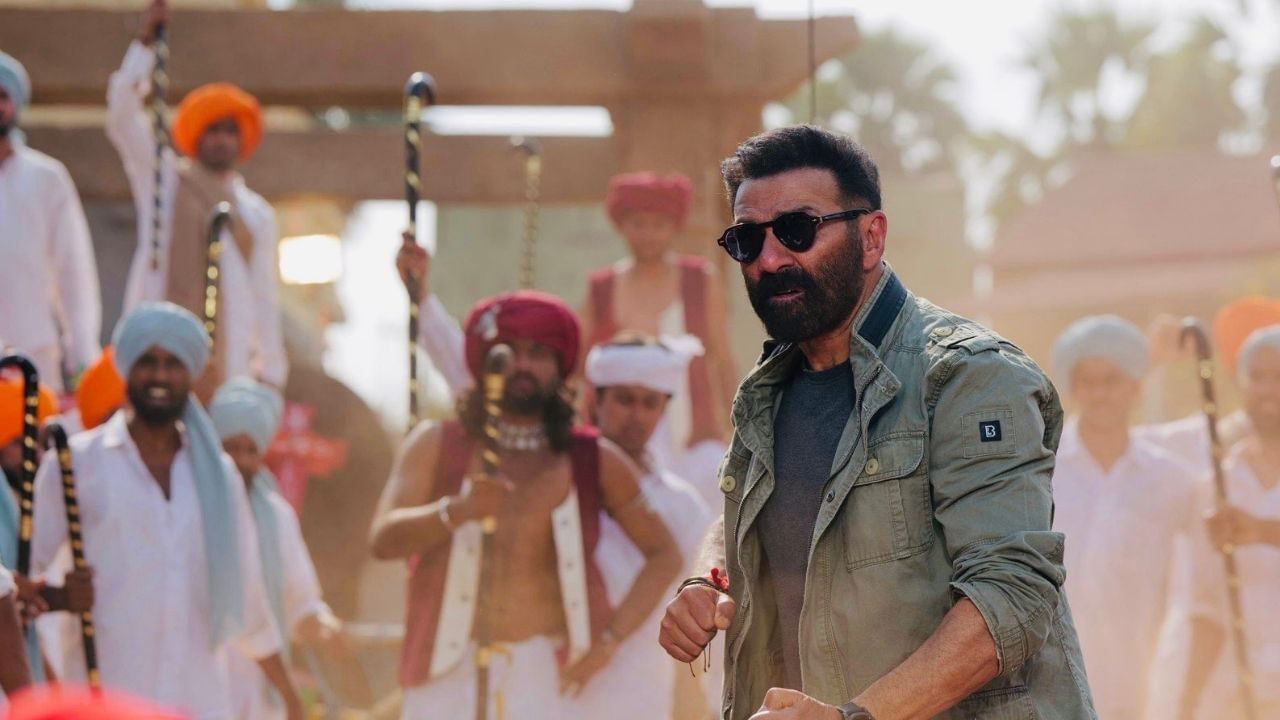 પરમ રામ ભક્ત હનુમાનનું પાત્ર નિભાવનાર દિગગ્જ અભિનેતા સની દેઓલ પણ જોવા મળશે. સની દેઓલ સારો અભ્યાસ કર્યો છે. અભિનેતાએ મુંબઈમાં કોર્મસની ડિગ્રી લીધી છે.