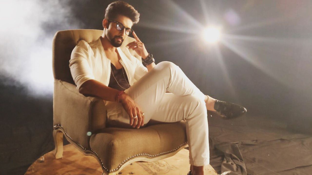  નિતેશ તિવારી અને નિમિતની ફિલ્મમાં ભગવાન શ્રીરામના નાના ભાઈના પાત્રમાં ટીવીનો ફેમસ અભિનેતા રવિ દુબિ એક્ટિંગ કરતો જોવા મળશે. તેમણે મુંબઈની રાજીવ ગાંધી ઈન્સટીટ્યુટ ઓફ ટેક્નોલોજીમાંથી ટેલીકોમ એન્જિન્યરિંગનો અભ્યાસ કર્યો છે.