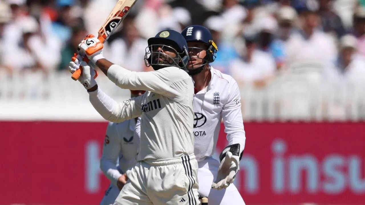 સર ગેરી સોબર્સ એકમાત્ર એવા બેટ્સમેન છે જેમણે ઈંગ્લેન્ડમાં નંબર 6 થી 11 વચ્ચે બેટિંગ કરતા હજારથી વધુ રન બનાવ્યા છે. તેમણે 16 ઈનિંગ્સમાં 84ની સરેરાશથી 1097 રન બનાવ્યા છે, જેમાં ચાર સદી અને પાંચ અડધી સદીનો સમાવેશ થાય છે.