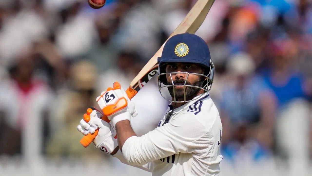 જાડેજાએ ઈંગ્લેન્ડમાં 27 ઈનિંગ્સમાં 40.95ની સરેરાશથી 942 રન બનાવ્યા છે, જેમાં એક સદી અને સાત અડધી સદીનો સમાવેશ થાય છે. જાડેજા ઈંગ્લેન્ડમાં ટેસ્ટમાં હજાર રન પૂરા કરવાથી માત્ર 58 રન દૂર છે. 