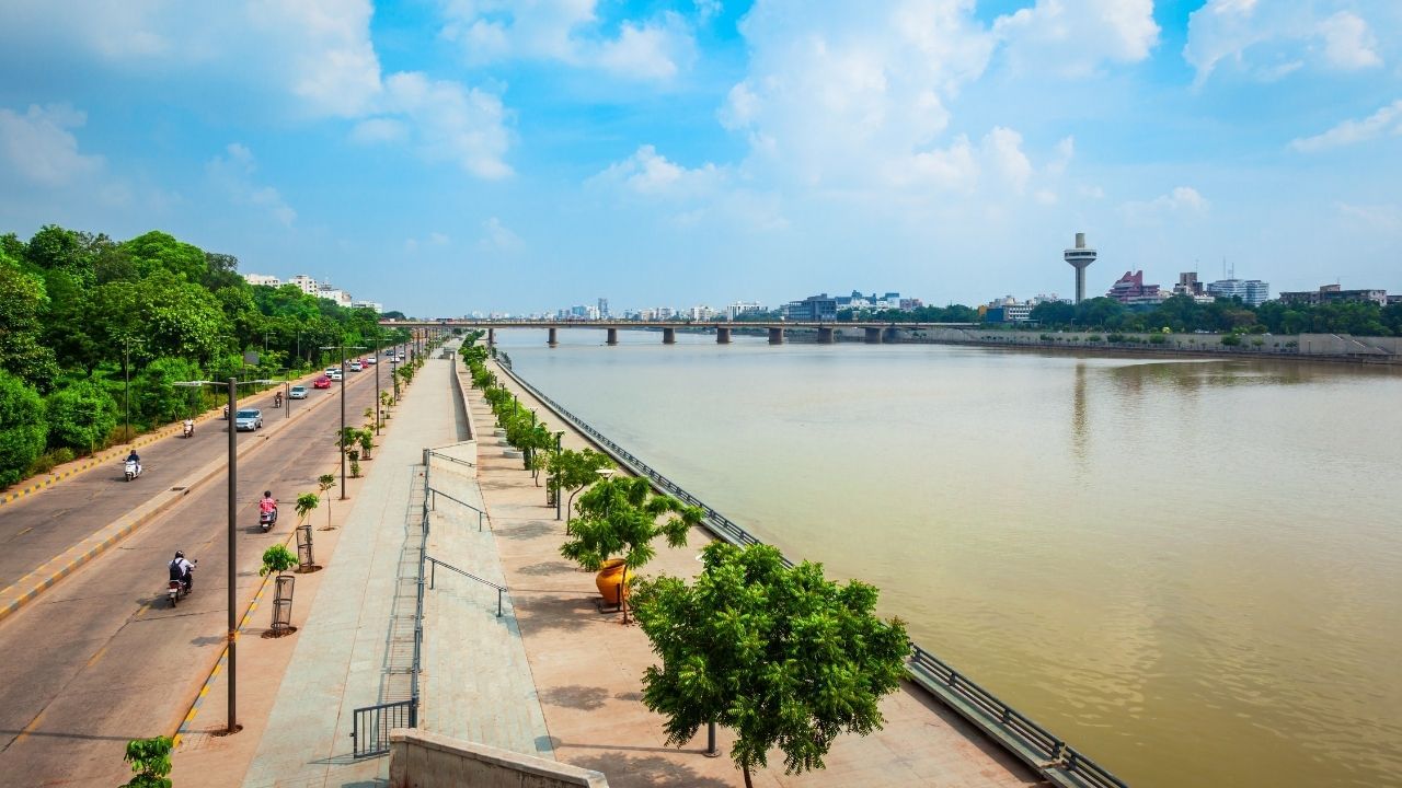 ગુજરાતના અમદાવાદમાં સૌથી વધુ ધનિક લોકો રહે છે. અમદાવાદ દેશનું ચોથું શહેર છે જ્યાં સૌથી વધુ અબજોપતિઓ રહે છે