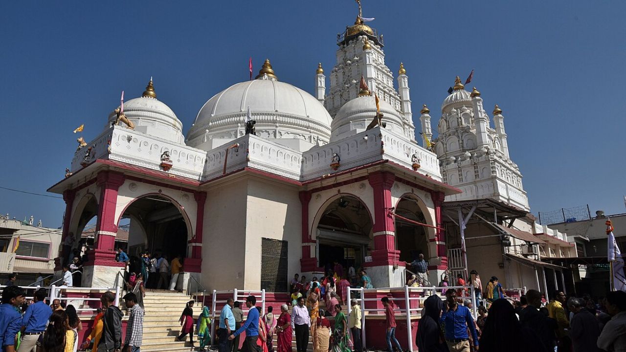 ડાકોર રણછોડરાય મંદિર (ખેડા જિલ્લો) : આ મંદિર ભગવાન કૃષ્ણના રણછોડરાય સ્વરૂપને સમર્પિત છે અને ખાસ કરીને પૂર્ણિમાના દિવસોમાં લાખો ભક્તો તેની મુલાકાત લે છે. મંદિરમાં સોના-ચાંદીના ભારે આભૂષણો છે અને પ્રસાદમાંથી કરોડો રૂપિયાની આવક થાય છે. મંદિર ટ્રસ્ટ પાસે સમગ્ર ગુજરાતમાં ઘણી ધર્મશાળાઓ અને અન્ય મિલકતો છે.