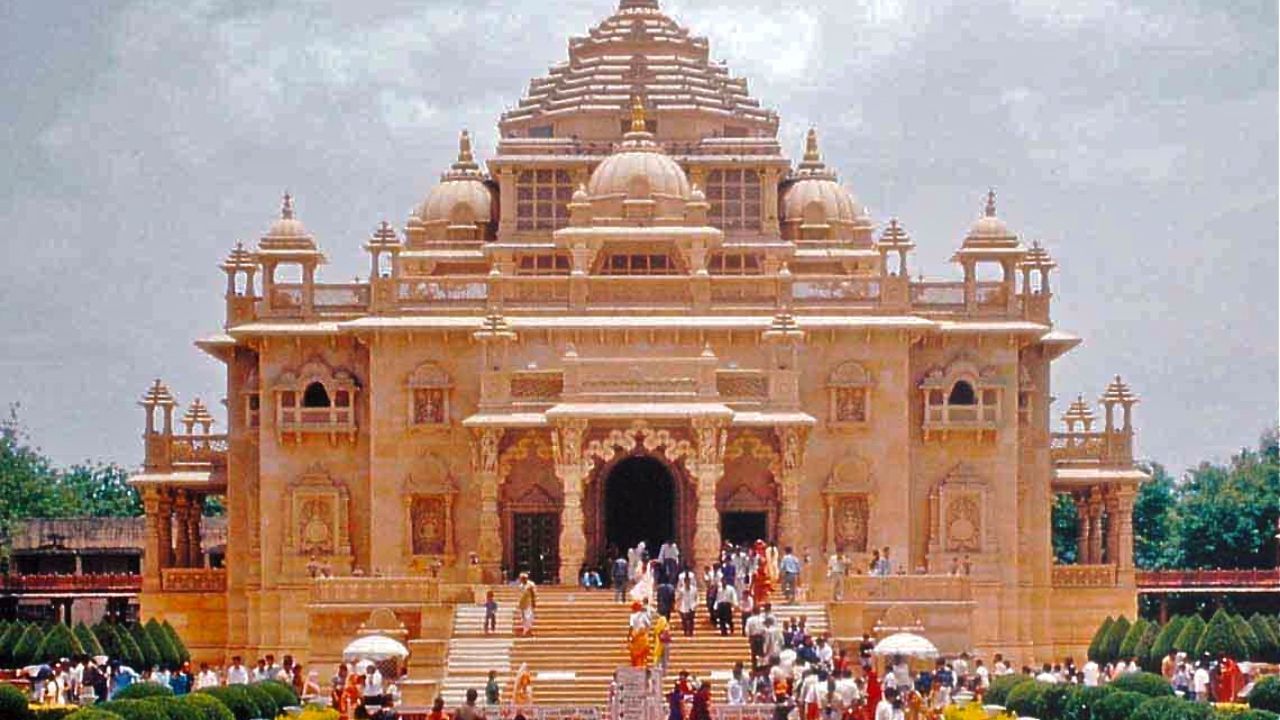સ્વામિનારાયણ અક્ષરધામ (ગાંધીનગર) : આ ભવ્ય મંદિર ભગવાન સ્વામિનારાયણને સમર્પિત છે અને તેનું સંચાલન BAPS ટ્રસ્ટ દ્વારા કરવામાં આવે છે. આ મંદિરને દેશ-વિદેશમાંથી ભારે દાન મળે છે. અક્ષરધામ માત્ર એક ધાર્મિક સ્થળ જ નહીં પરંતુ આધ્યાત્મિક, સાંસ્કૃતિક અને પર્યટન કેન્દ્ર પણ છે. અહીંનું ભવ્ય માળખાગત સુવિધાઓ અને સંગ્રહાલય તેને વિશ્વ કક્ષાનું મંદિર બનાવે છે.