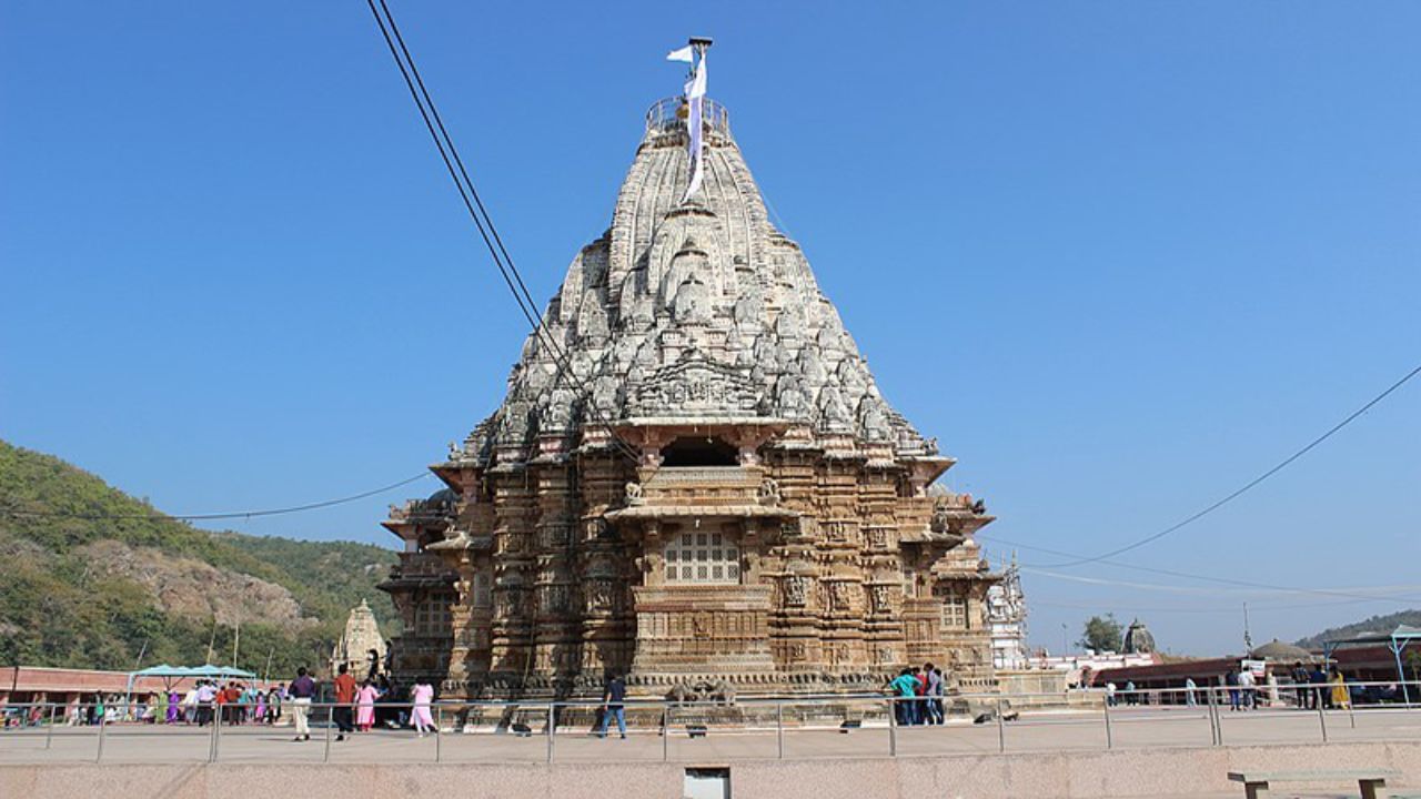 શામળાજી મંદિર (અરવલ્લી જિલ્લો) : ભગવાન વિષ્ણુના અવતાર શામળાજીને સમર્પિત આ મંદિર ગુજરાતના આદિવાસી વિસ્તારોમાં ખૂબ પ્રખ્યાત છે. ખાસ કરીને કાર્તિક મહિનામાં અહીં એક વિશાળ મેળો ભરાય છે, જેમાં લાખો ભક્તો આવે છે. મંદિર ટ્રસ્ટને જમીન, દાન, ઘરેણાં અને અન્ય સ્ત્રોતોમાંથી સારી આવક થાય છે.