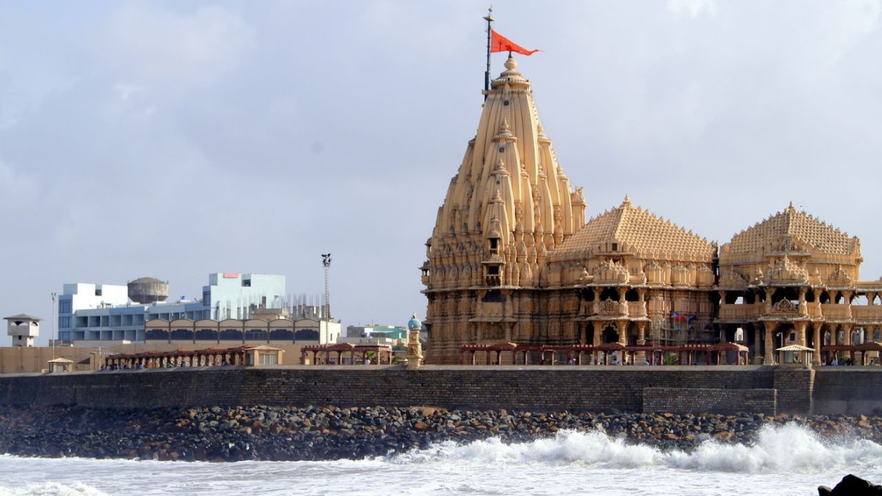 સોમનાથ મંદિર (ગીર સોમનાથ) : સોમનાથ મંદિર ભારતના 12 જ્યોતિર્લિંગોમાંનું એક છે અને ઐતિહાસિક રીતે ઘણી વખત તેનો નવીનીકરણ કરવામાં આવ્યું છે. આ મંદિરને દર વર્ષે ભક્તો તરફથી મોટી માત્રામાં દાન મળે છે. મંદિરનું સંચાલન શ્રી સોમનાથ ટ્રસ્ટ દ્વારા કરવામાં આવે છે, જેના ટ્રસ્ટીઓમાં દેશના વડા પ્રધાન અને ગુજરાતના મુખ્યમંત્રી પણ સામેલ છે. મંદિરની આવકમાં દાન, સંગ્રહાલય, ગેસ્ટ હાઉસ અને અન્ય સેવાઓનો સમાવેશ થાય છે.