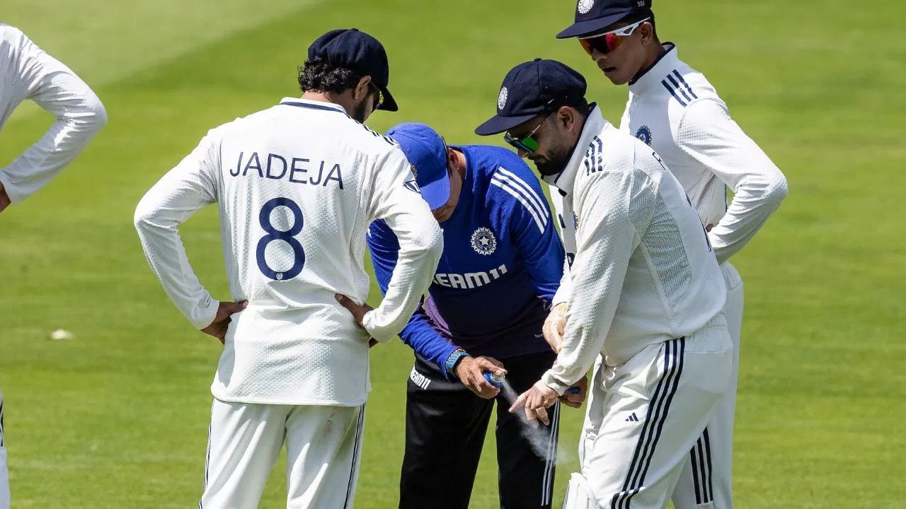 જસપ્રીત બુમરાહના બોલ પર રિષભ પંત ઈજાગ્રસ્ત થયો હતો. બુમરાહના બોલને લેગ સાઈડની બહાર જતા રોકવાનો પ્રયાસ કરતી વખતે બોલ પંતની આંગળીમાં વાગ્યો હતો.