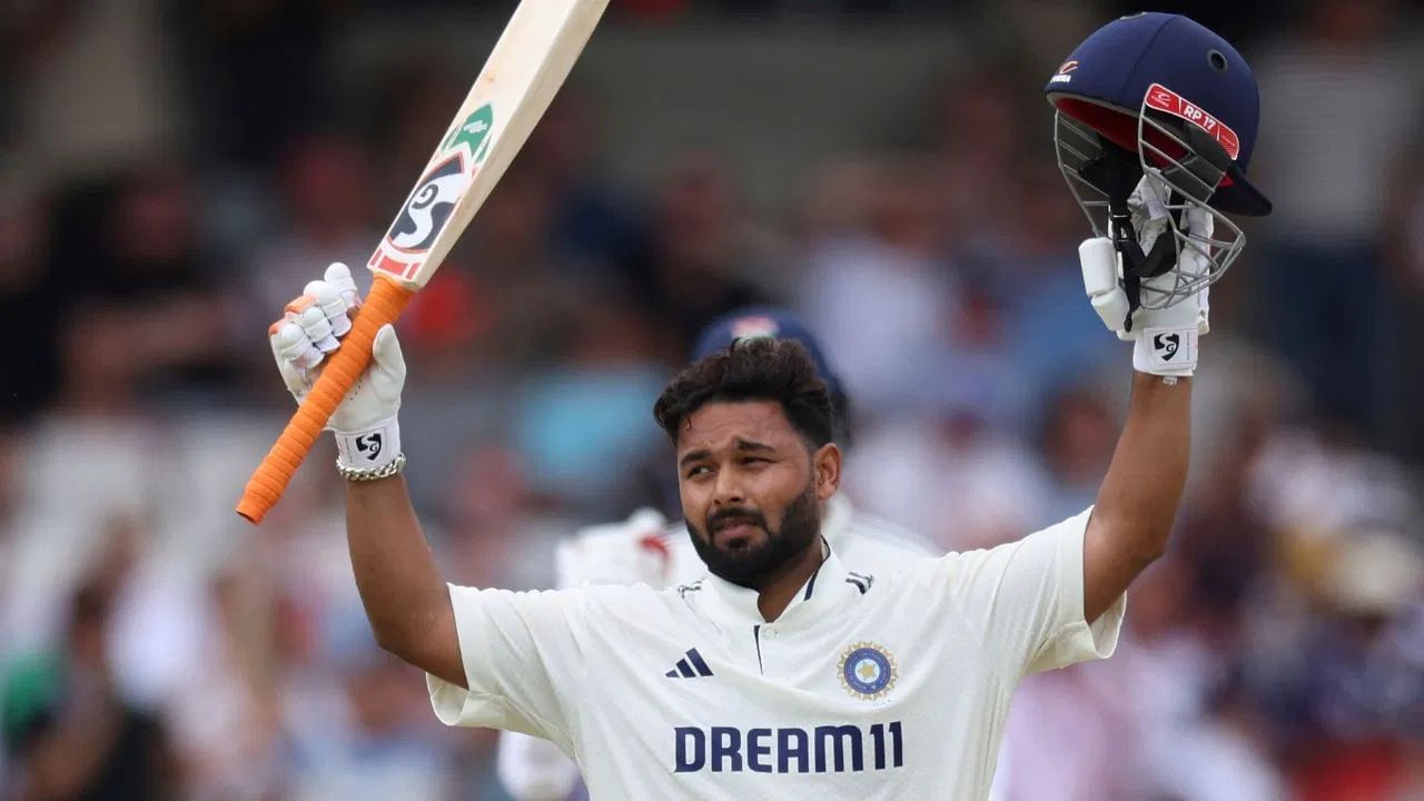 પંત હાલ જોરદાર ફોર્મમાં છે અને પહેલી ટેસ્ટમાં તેણે બંને ઈનિંગમાં સદી ફટકારી હતી. જ્યારે બીજી ટેસ્ટની બીજી ઈનિંગમાં તેના બેટમાંથી અડધી સદી નીકળી ગઈ. હવે જો પંત બેટિંગ કરી શકશે નહીં, તો આ ટીમ ઈન્ડિયા માટે મોટો ઝટકો હશે. મોટી વાત એ છે કે ટીમ ઈન્ડિયાને પંતનો વિકલ્પ પણ નહીં મળે.