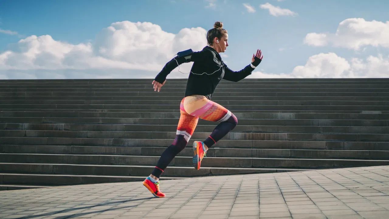 કસરત શરૂ કરવી સરળ છે. પરંતુ તે તમારા સ્વાસ્થ્યને ધ્યાનમાં રાખીને કરવી જોઈએ, કારણ કે હૃદય સંબંધિત સમસ્યાઓમાં તે ન કરવાની સલાહ આપવામાં આવે છે. શરીરની જરૂરિયાત મુજબ મર્યાદિત માત્રામાં દોડવું જોઈએ. તે બાળકોથી લઈને પુખ્ત વયના લોકો સુધી દરેક માટે શ્રેષ્ઠ રહેશે. દોડવાથી શારીરિક અને માનસિક સ્વાસ્થ્ય સુધારવામાં મદદ મળે છે. પરંતુ દોડતી વખતે મગજ, હૃદય અને ફેફસાં પર શું અસર થાય છે. ચાલો નિષ્ણાતો પાસેથી તેના વિશે જાણીએ.