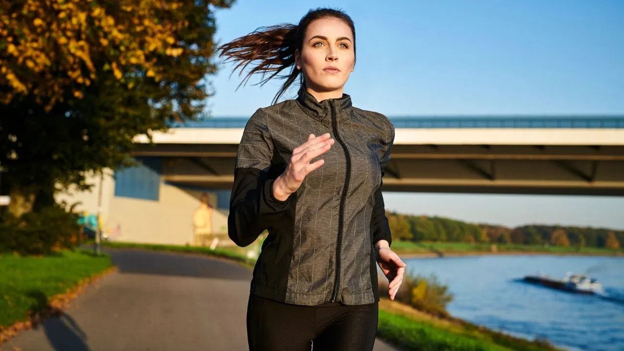 ગુરુગ્રામની નારાયણ સુપર સ્પેશિયાલિટી હોસ્પિટલના ડૉ. પંકજ વર્માએ જણાવ્યું હતું કે દોડવું શરીર માટે ઘણી રીતે ફાયદાકારક છે. તે મગજમાં ઓક્સિજનનું સ્તર સુધારે છે. ખુશીના હોર્મોન્સ ડોપામાઇન અને સેરોટોનિન મુક્ત થાય છે. આનાથી તમારો મૂડ સુધરે છે. તમે વધુ સારી રીતે ધ્યાન કેન્દ્રિત કરી શકો છો. આ સાથે, વૃદ્ધત્વ સાથે થતા ડિમેન્શિયા અને અલ્ઝાઇમર જેવા રોગોનું જોખમ ઓછું થાય છે.