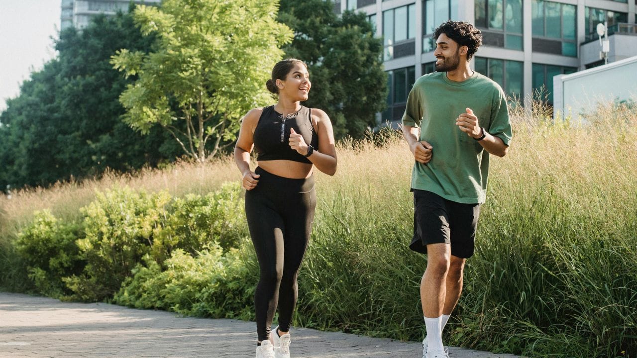 આ સાથે, તમારે તમારા શરીરની ક્ષમતા અનુસાર દોડવું પડશે. શરીરને હાઇડ્રેટેડ રાખવું પડશે અને ઇલેક્ટ્રોલાઇટ સ્તરને પણ સંતુલિત રાખવું પડશે. કારણ કે પરસેવાથી તમારા શરીરમાંથી સોડિયમ દૂર થાય છે.