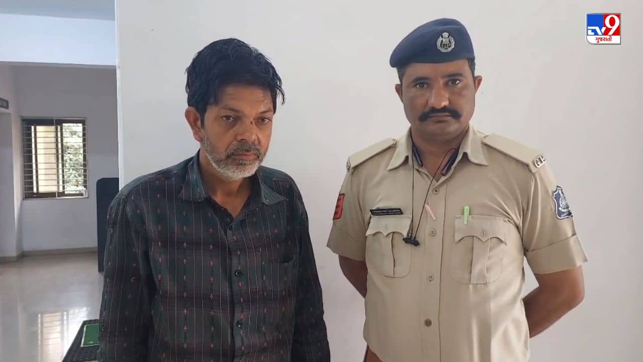 Surat : બારડોલીમાં સ્કૂલ વાન ચાલકે બાળકી સાથે કર્યા અડપલાં, પોલીસે નરાધમની કરી ધરપકડ, જુઓ Video