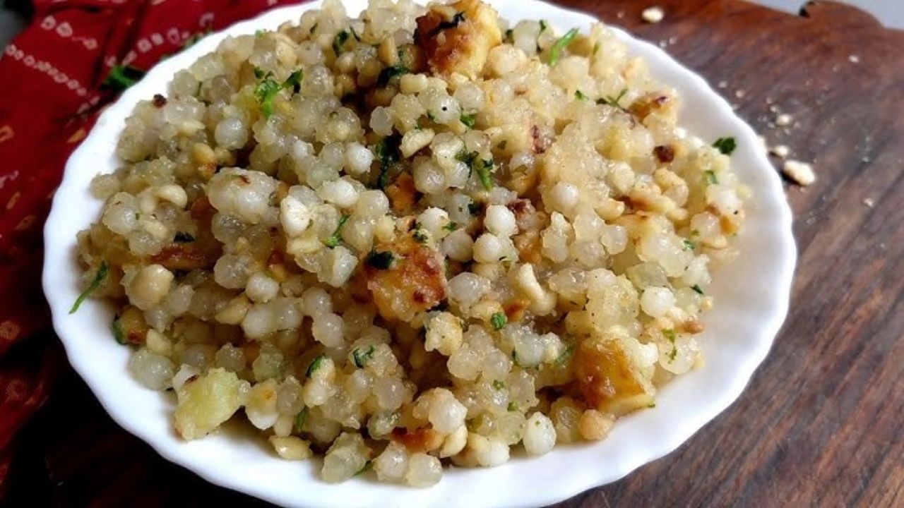 સાબુદાણાની ખીચડીને નોન-સ્ટીકી બનાવવા માટે સાબુદાણાને યોગ્ય રીતે પલાળી રાખવું ખૂબ જ જરૂરી છે. સાબુદાણાને 2-3 વાર સારી રીતે ધોઈ લો જેથી સાબુદાણામાં રહેલો સ્ટાર્ચ નીકળી જાય. હવે આ સાબુદાણાને લગભગ 5-6 કલાક પાણીમાં પલાળી રાખો.