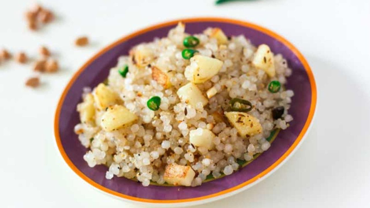 સાબુદાણાને પલાળ્યા પછી, તે નરમ થઈ જાય છે. તેમાં શેકેલા મગફળીનો ભૂકો અને સિંધવ મીઠું ઉમેરો. તે ભેજ શોષવામાં મદદ કરે છે અને ચીકણું થવાથી બચાવે છે.