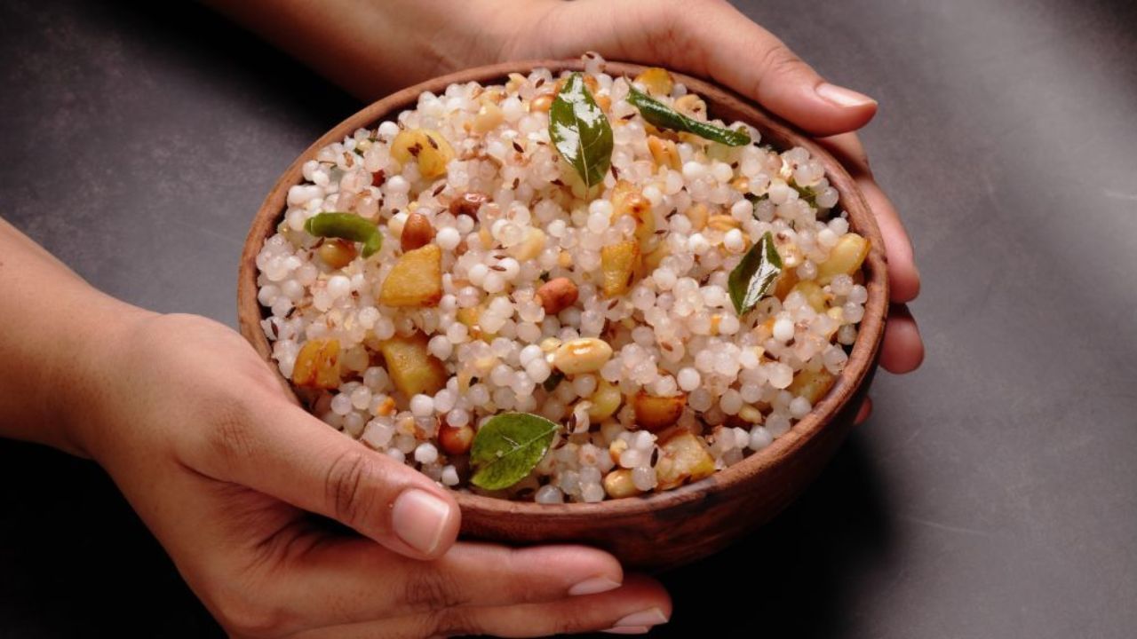 હવે પલાળેલા સાબુદાણાને તપેલીમાં ઉમેરો. તેને ધીમા તાપે 4-5 મિનિટ સુધી હળવેથી હલાવતા રહો જ્યાં સુધી તે પારદર્શક ન થાય. જોકે, આ તબક્કે તેને વધુ પડતુ રાંધવાની ભૂલ ન કરો નહીંતર તે ચીકણું થઈ જશે.