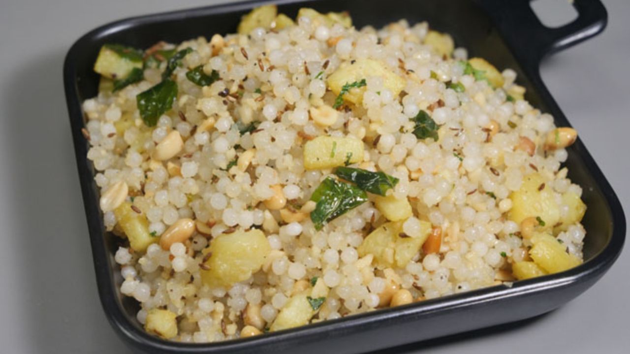 હવે તેમાં લીંબુનો રસ અને લીલા ધાણા ઉમેરો અને હલાવો. ગેસ બંધ કરી દો. તમારી નોન-સ્ટીકી અને સ્વાદિષ્ટ સાબુદાણા ખીચડી તૈયાર છે. ગરમાગરમ પીરસો.